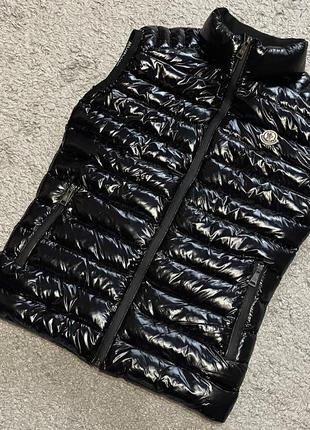 Стильна,лакова жилетка-безрукавка moncler