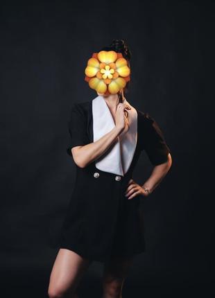 Платье с белым воротником