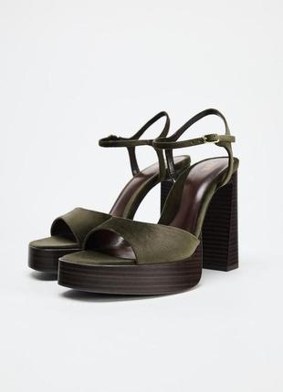 Zara оксамитові босоніжки на платформі