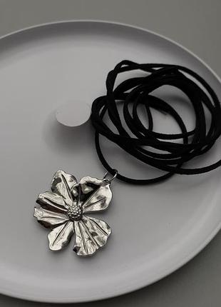 Подвеска цветок на замшевой цепочке