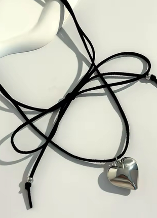 Украшение шнурок с массивным сердцем