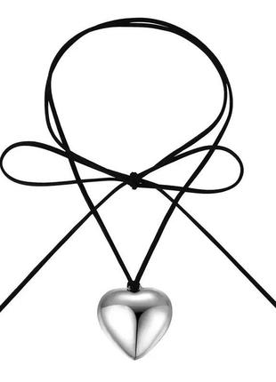 Украшение шнурок с массивным сердцем