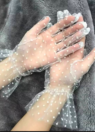 Изысканные белые перчатки в горох