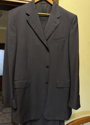 Классический костюм бренда canali
