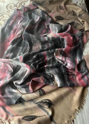 Интересный теплый мягкий палантин в листья