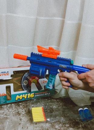 Автомат. стреляет мыльными пулями. пули присоски