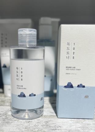 Зволожуючий тонер з ефектом пілінгу round lab 1025 dokdo toner 100 мл