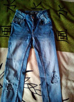 Джинсы с дирками на коленях