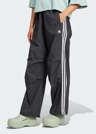 Жіночі спортивні штани adidas 3-stripes woven parachute w