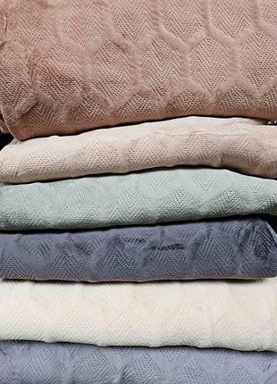 Наматрасник велюровый на резинке