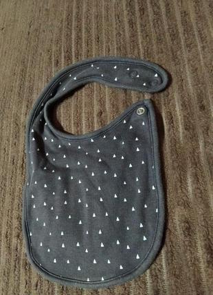 Слюнявчик на кнопке