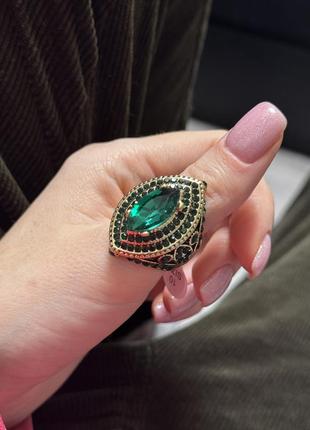 Зеленый массивный кольцо с камушками