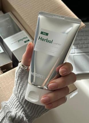 Очищувальна пілінг-маска для обличчя medi-peel herbal peel tox wash off type cream mask running 120 мл