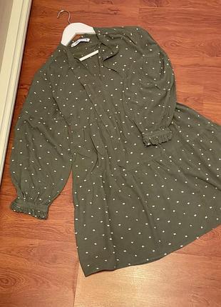 Свободное платье зеленого цвета в горошек