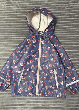 Вітровка на дівчинку