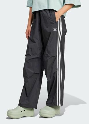 Жіночі оверсайз штани-парашути плащівка із стяжками на талії adidas 3-stripes