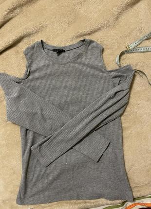 Лонгслив в рубчик с открытыми плечами