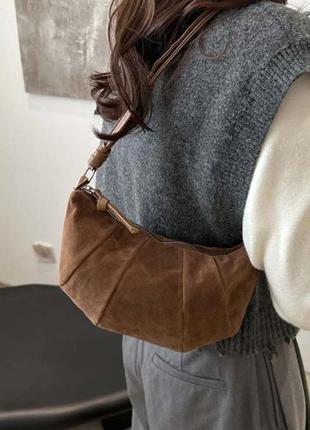 Сумочка круассан в трендовом коричневом цвете бананка кросс боди через плечо