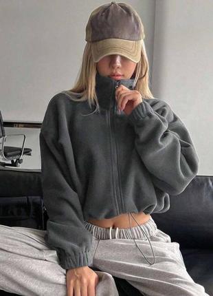 Объемный флисовый бомбер на молнии