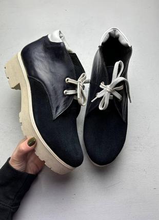 Замшевые туфли на белой подошве