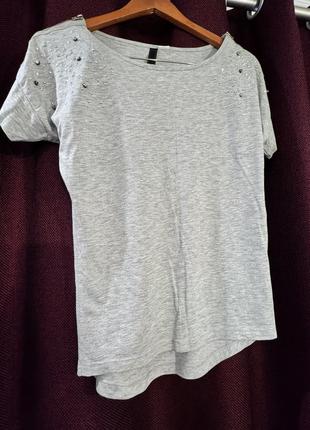 Серая футболка с камушками