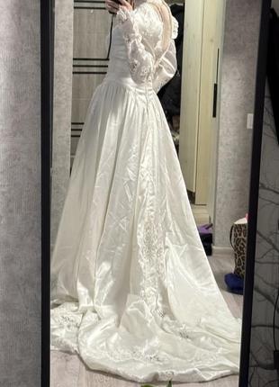 Весільна бальна сукня атласна сукня 70-90х вінтажне плаття весільне шлейф ретро сукня