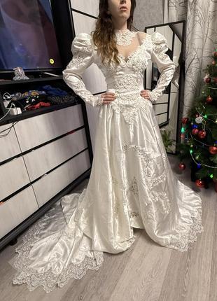 Весільна бальна сукня атласна сукня 70-90х вінтажне плаття весільне шлейф ретро сукня