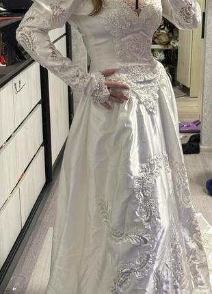 Весільна бальна сукня атласна сукня 70-90х вінтажне плаття весільне шлейф ретро сукня