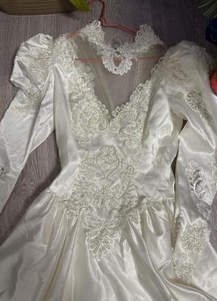 Весільна бальна сукня атласна сукня 70-90х вінтажне плаття весільне шлейф ретро сукня