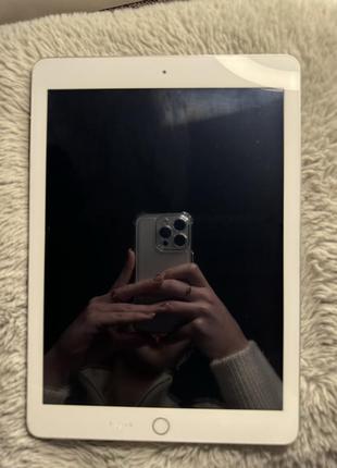 Apple 9.7" ipad 5th gen (wifi) a1822 silver 32gb mp2g2ll/a