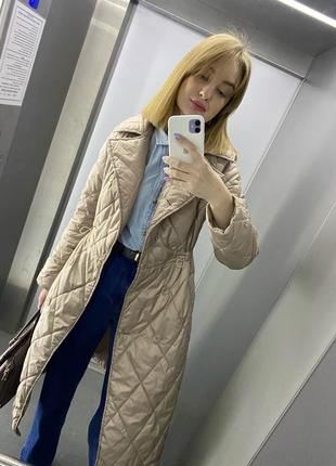 Куртка пальто стеганное миди бежевого цвета с поясом демисезон
