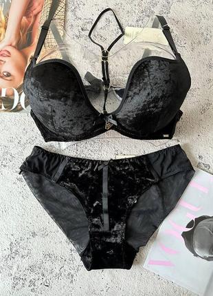 Черный велюровый бюстгальтер пуш -ап с глубоким вырезом