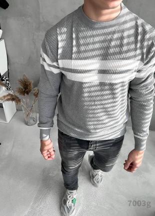 Мужской свитер на зиму в серо-белом цвете качественного материала на каждый день