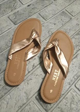 Фирменные шлепанцы