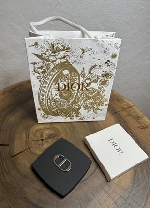 Стильное зеркало для макияжа