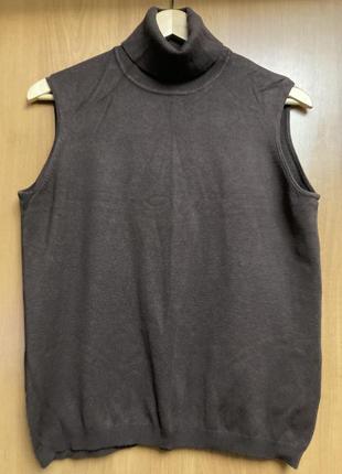 Брендовый стрейчевой гольф из вискозы без рукавов