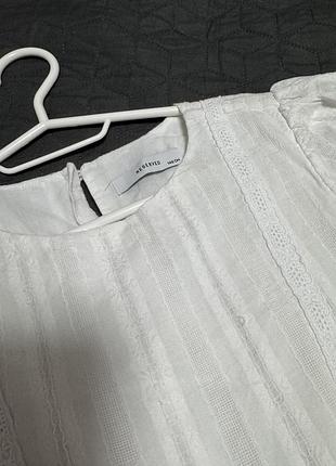 Легка стильна біла сукня 3