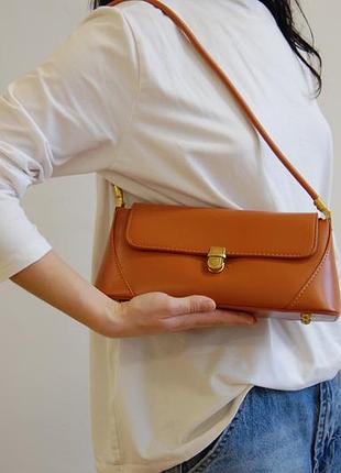 Сумка багет з золотистою фурнітурою