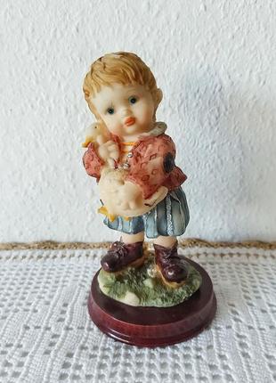 Винтажная фигурка мальчик с гусем. нижняя.