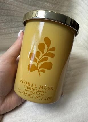 Ароматична свічка, велика свічка в підсвічнику