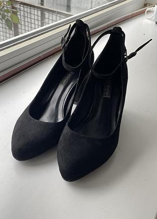 Туфлі на підборах