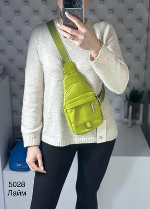 Женская стильная и качественная сумка слинг из эко кожи лайм2 фото