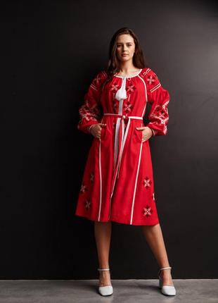 Вышитое женское платье "колокольчик" красное1 фото