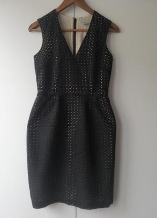 Чорне красиве плаття h&m з тканини з вишивкою на люверсах поверх кремового кольору.