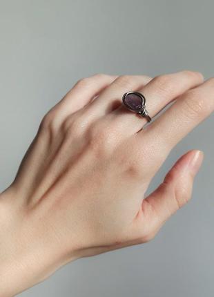 Кільце натуральний камінь флюорит фіолетовий необроблений в обплетенні d-13х7мм+- 16, 17, 18 р-р