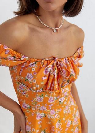 Женское летнее платье мини в цветочный принт - оранжевый цвет, l (есть размеры)4 фото
