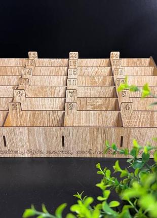 Дерев'яний органайзер для зберігання телефонів смартфонів до школи на 24 осередків.