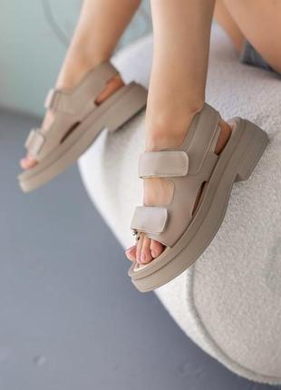 Босоніжки сандалі шкіряні бежеві на липучках на платформі жіночі3 фото