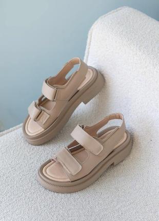 Босоніжки сандалі шкіряні бежеві на липучках на платформі жіночі2 фото