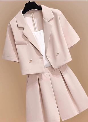 Красивый костюм